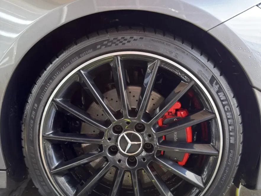 Na: AMG-velg diep zwart en proper